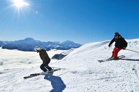 Skifahren in der Schweiz bei reichlich Sonnenschein Skifahren in der Schweiz bei reichlich Sonnenschein