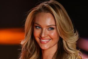 Candice Swanepoel bespritzt ihre Haare mit Parfüm