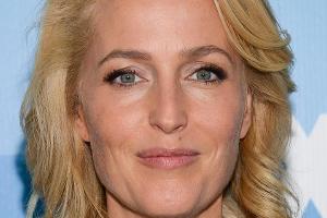 Gillian Anderson spielt neben Harrison Ford und Anthony Hopkins in "Official Secrets"