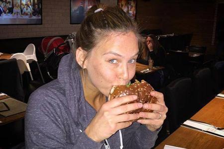 Heißhunger auf Burger: Bar Refaeli gibt ihren Schwangerschaftsgelüsten nach Heißhunger auf Burger: Bar Refaeli gibt ihren Schwangerschaftsgelüsten nach