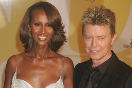 David Bowie und seine Ehefrau Iman im Jahr 2005 auf dem roten Teppich der CFDA Awards David Bowie und seine Ehefrau Iman im Jahr 2005 auf dem roten Teppich der CFDA Awards