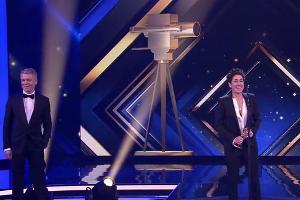 Dunja Hayali bei ihrer Dankesrede für die Goldene Kamera in der Kategorie Beste Information - Laudator Michael Mittermeier