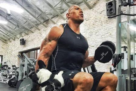 Dwayne Johnson beim Training mit Bulldogge Hobbs Dwayne Johnson beim Training mit Bulldogge Hobbs