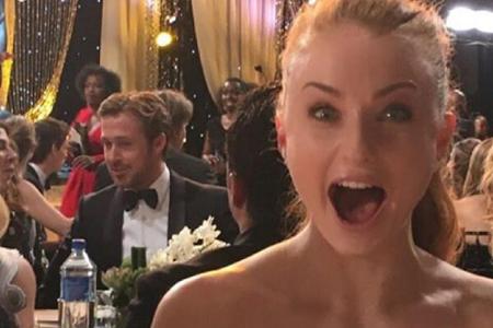 Sophie Turner kann es nicht glauben: Hinter ihr dinniert Ryan Gosling Sophie Turner kann es nicht glauben: Hinter ihr dinniert Ryan Gosling