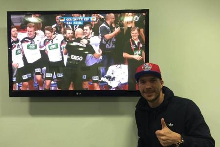 Fußball-Held Lukas Podolski hebt den Daumen für das DHB-Team Fußball-Held Lukas Podolski hebt den Daumen für das DHB-Team