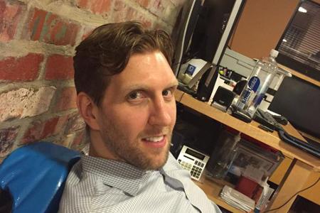 Dirk Nowitzki erntet für seine neue Frisur spöttische Kommentare von seinen Mannschaftskollegen Dirk Nowitzki erntet für seine neue Frisur spöttische Kommentare von seinen Mannschaftskollegen