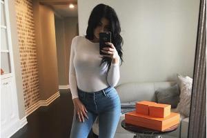 Kylie Jenner kombiniert ihren weißen Langarm-Body im Alltag mit einer eng sitzenden Jeans