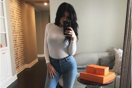 Kylie Jenner kombiniert ihren weißen Langarm-Body im Alltag mit einer eng sitzenden Jeans Kylie Jenner kombiniert ihren weißen Langarm-Body im Alltag mit einer eng sitzenden Jeans