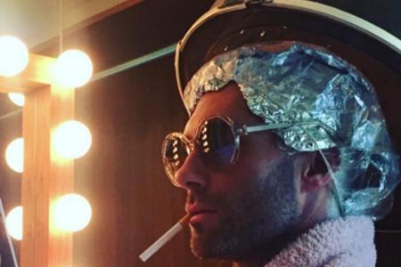 Auch Männer brauchen Zeit im Bad: Adam Levine bei seinen Vorbereitungen für die Grammys 2016 Auch Männer brauchen Zeit im Bad: Adam Levine bei seinen Vorbereitungen für die Grammys 2016