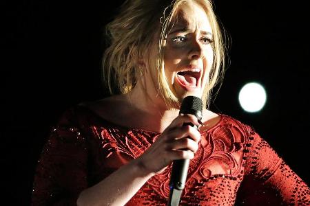 Adele bei ihrem Grammy-Auftritt Adele bei ihrem Grammy-Auftritt
