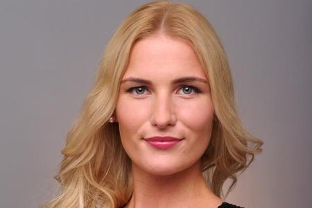 Romina (21) lebt mit ihren Eltern in Ketsch und arbeitet als Make-Up-Artist und ausgebildete Kosmetikerin im Studio ihrer Mu...