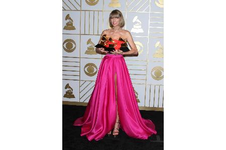 Taylor Swift Adriana M Barraza WENn.jpg Taylor Swift Adriana M Barraza WENn.jpg