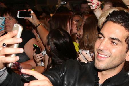 Liebt seine Fans, ist zuhause aber ganz bescheiden: Elyas M'Barek bei der Kinotour von Liebt seine Fans, ist zuhause aber ganz bescheiden: Elyas M'Barek bei der Kinotour von