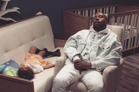 Shopping ist ganz schön anstrengend: Kanye West und Töchterchen North müssen sich erstmal ausruhen Shopping ist ganz schön anstrengend: Kanye West und Töchterchen North müssen sich erstmal ausruhen