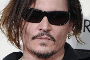 Johnny Depp beteuert: "...aber ich rieche gut!"