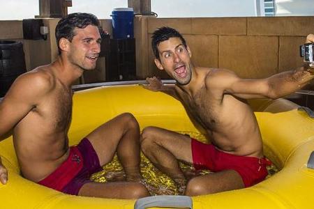 Novak Djokovic und sein Bruder haben Spaß im Wasserpark Novak Djokovic und sein Bruder haben Spaß im Wasserpark