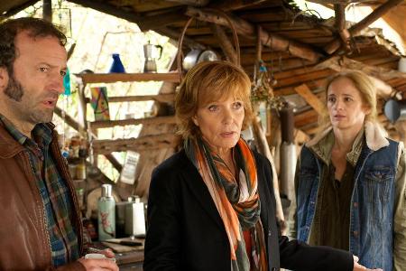 Ellen Lucas (Ulrike Kriener) stattet Volker (Max Schmidt) und Martina Heise (Cristin König) einen Besuch ab. Beide geraten i... Ellen Lucas (Ulrike Kriener) stattet Volker (Max Schmidt) und Martina Heise (Cristin König) einen Besuch ab. Beide geraten i...