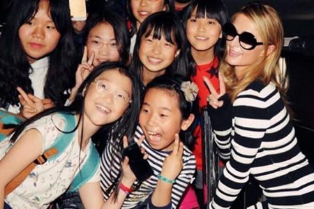 Paris Hilton posiert mit ihren jungen Fans für ein Selfie in Los Angeles Paris Hilton posiert mit ihren jungen Fans für ein Selfie in Los Angeles