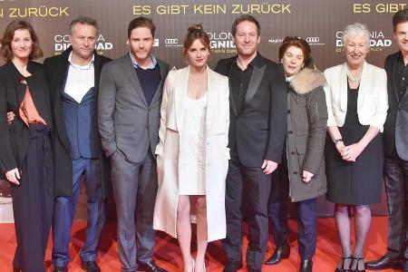 Emma Watson (Mitte) neben Regisseur Florian Gallenberger (r.) und Schauspielkollege Daniel Brühl sowie dem Hauptcast von Emma Watson (Mitte) neben Regisseur Florian Gallenberger (r.) und Schauspielkollege Daniel Brühl sowie dem Hauptcast von
