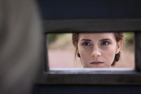 Lena (Emma Watson) beschließt, der mysteriösen Colonia Dignidad beizutreten, um ihren Freund wiederzufinden