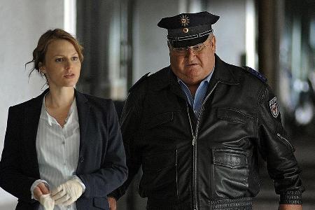 Kriminalhauptkommissarin Olga Lenski und Polizeihauptmeister Horst Krause inspizieren den Tatort, einen Stall eines brandenb... Kriminalhauptkommissarin Olga Lenski und Polizeihauptmeister Horst Krause inspizieren den Tatort, einen Stall eines brandenb...