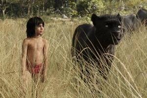 Mogli (Neel Sethi) mit seinem Freund, dem Panther Baghira