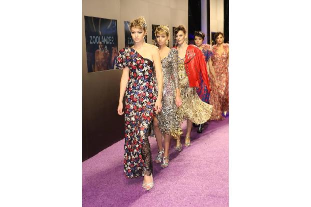 ...Catwalk, auch, wenn es auf den ersten Blick stark danach aussieht. Vielmehr läuft die 20-jährige Schönheit über den eigen...