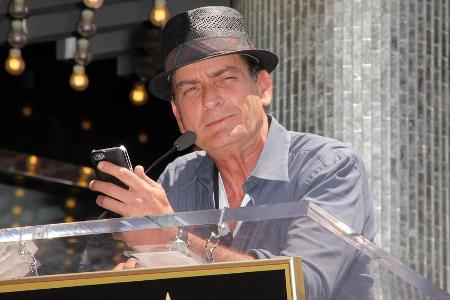 Charlie Sheen sorgt immer wieder für Schlagzeilen Charlie Sheen sorgt immer wieder für Schlagzeilen