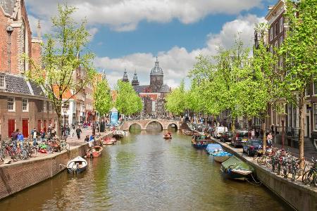 Die weltberühmten Grachten Amsterdams laden zum Verweilen ein. Die weltberühmten Grachten Amsterdams laden zum Verweilen ein.