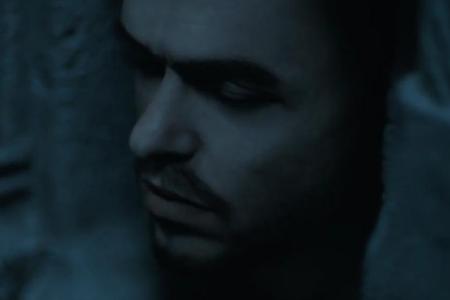 Robb Starks (Richard Madden) Gesicht ist zu einer Maske im Robb Starks (Richard Madden) Gesicht ist zu einer Maske im