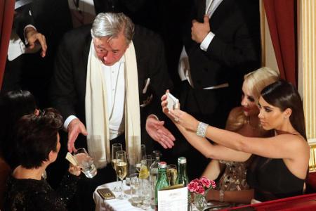 Selfies in der Loge: 2014 schleppte Richard Lugner die Kardashians auf dem Opernball an Selfies in der Loge: 2014 schleppte Richard Lugner die Kardashians auf dem Opernball an