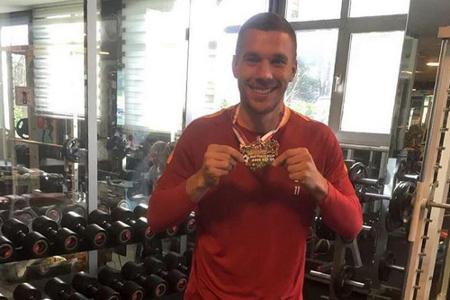 Ein bisschen Karneval lässt er sich auch in Istanbul nicht nehmen: Lukas Podolski Ein bisschen Karneval lässt er sich auch in Istanbul nicht nehmen: Lukas Podolski