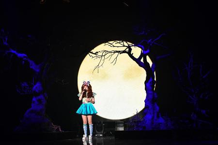 Kleines Mädchen vor dem großen Mond: Jamie Lee Kriewitz bei den ersten Proben zum ESC-Vorentscheid 2016 am 24. Februar 2016 ...