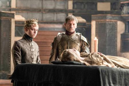 König Tommen (Leonard Rosemann), Jaime Lennister (Nikolaj Coster-Waldau) und die tote Myrcella Baratheon (Nell Tiger Free) König Tommen (Leonard Rosemann), Jaime Lennister (Nikolaj Coster-Waldau) und die tote Myrcella Baratheon (Nell Tiger Free)