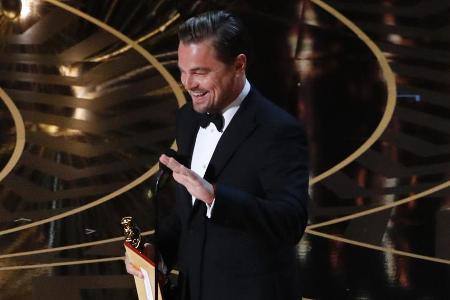 Auf die rechte Hand kommt es an: Urkunde und Oscar-Statue lassen Leo DiCaprio offenbar nur den Mittelfinger frei Auf die rechte Hand kommt es an: Urkunde und Oscar-Statue lassen Leo DiCaprio offenbar nur den Mittelfinger frei