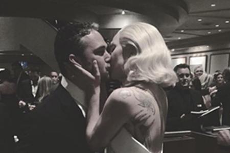 Inniger Liebesbeweis: Lady Gaga und ihr Verlobter Taylor Kinney am Rande der Oscars Inniger Liebesbeweis: Lady Gaga und ihr Verlobter Taylor Kinney am Rande der Oscars