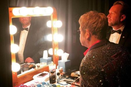 Elton John (l.) muss sich für eine Brille entscheiden - Ehemann David Furnish steht ihm beratend zur Seite Elton John (l.) muss sich für eine Brille entscheiden - Ehemann David Furnish steht ihm beratend zur Seite