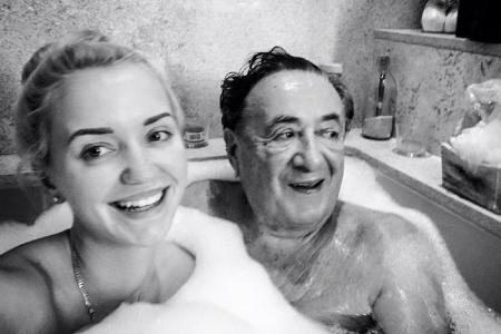 Ungefragt hat Cathy Lugner dieses Badezimmer-Foto mit der Welt geteilt Ungefragt hat Cathy Lugner dieses Badezimmer-Foto mit der Welt geteilt