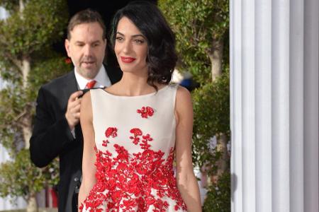Amal Clooney zeigte sich elegant und stilsicher im Minikleid bei der Filmpremiere von Amal Clooney zeigte sich elegant und stilsicher im Minikleid bei der Filmpremiere von