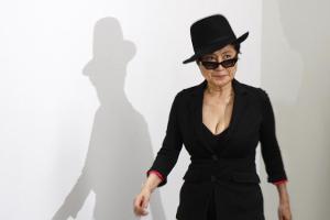 Yoko Ono im Krankenhaus