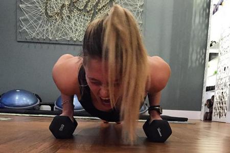 Kurz nachdem Bar Refaeli ihre Schwangerschaft verkündet hatte, postete das Model dieses Workout-Bild Kurz nachdem Bar Refaeli ihre Schwangerschaft verkündet hatte, postete das Model dieses Workout-Bild