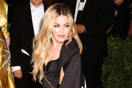 Hat es nicht mit dem Ausziehen langer Umhänge: Madonna Hat es nicht mit dem Ausziehen langer Umhänge: Madonna