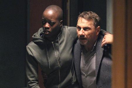 Kommissar Thorsten Lannert (Richy Müller) will die verletzte Lela (Florence Kasumba) in Sicherheit bringen Kommissar Thorsten Lannert (Richy Müller) will die verletzte Lela (Florence Kasumba) in Sicherheit bringen