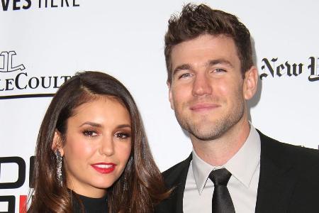 Nina Dobrev und Austin Stowell bei ihrem ersten öffentlichen Auftritt als Paar im Oktober 2015 Nina Dobrev und Austin Stowell bei ihrem ersten öffentlichen Auftritt als Paar im Oktober 2015