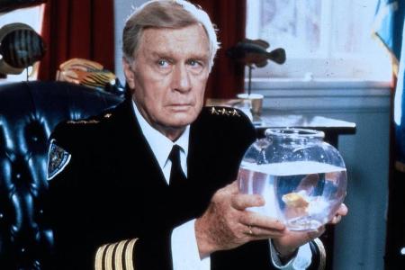 George Gaynes in seiner Paraderolle als Kommandant Eric Lassard in der Komödie George Gaynes in seiner Paraderolle als Kommandant Eric Lassard in der Komödie
