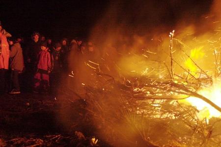 Das Biikefeuer am Stollberg, in der Nähe des nordfriesischen Bredstedts, ist seit Jahren ein echter Menschenmagnet. Das Biikefeuer am Stollberg, in der Nähe des nordfriesischen Bredstedts, ist seit Jahren ein echter Menschenmagnet.