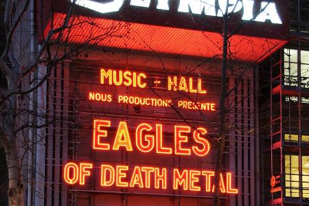 Im Pariser Olympia-Konzertsaal holten die Eagles of Death Metal ihr Konzert vom November nach, bei dem damals 90 Menschen du... Im Pariser Olympia-Konzertsaal holten die Eagles of Death Metal ihr Konzert vom November nach, bei dem damals 90 Menschen du...