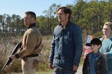 Vater Roy (Michael Shannon, Mitte) tut alles, um seinen Sohn Alton zu beschützen. Hilfe bekommt er von Lucas (Joel Edgerton)... Vater Roy (Michael Shannon, Mitte) tut alles, um seinen Sohn Alton zu beschützen. Hilfe bekommt er von Lucas (Joel Edgerton)...