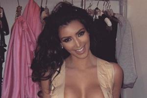 Kim Kardashian lüftet ihr Dekolleté-Geheimnis