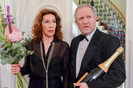 Eindeutig overdressed erscheinen Bibi (Adele Neuhauser) und Moritz (Harald Krassnitzer) beim Geburtstagsfest ihres Chefs Eindeutig overdressed erscheinen Bibi (Adele Neuhauser) und Moritz (Harald Krassnitzer) beim Geburtstagsfest ihres Chefs